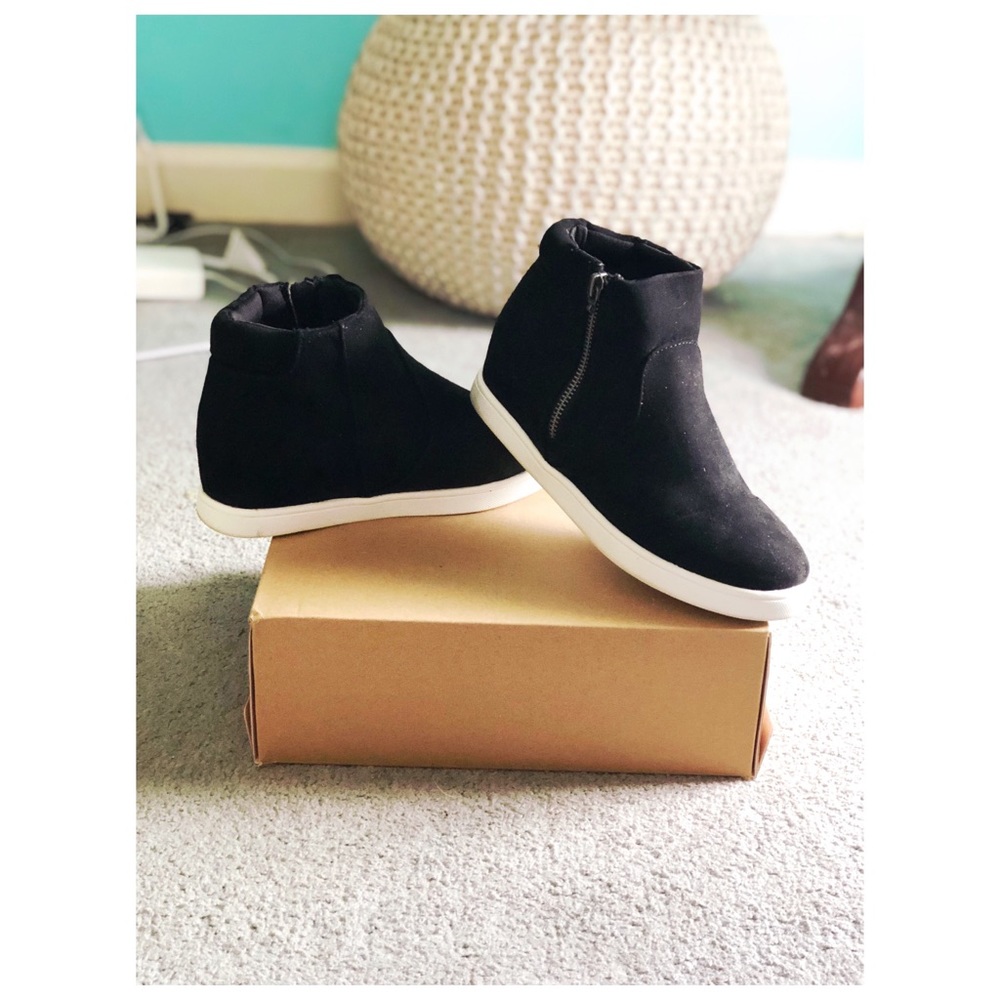 Black high top fashioned sneakers